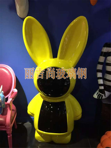 外星兔卡通玻璃钢雕塑