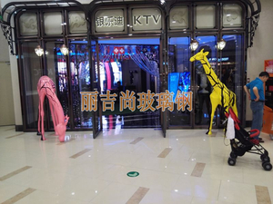 长颈鹿玻璃钢雕塑商场美陈